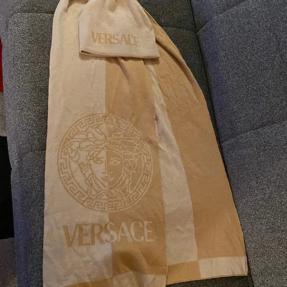 VERSACE  WOOL SET SCARF AND HAT UNISEX​​​ - Picture 1 of 5